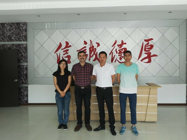 M. Reza Rousta先生與創(chuàng)想儀器總經(jīng)理、外貿(mào)經(jīng)理等合影